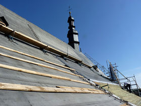 Dacharbeiten an St. Crescentius (Foto: Karl-Franz Thiede)